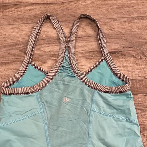 Lululemon tank size 6 - Picture 3 of 4